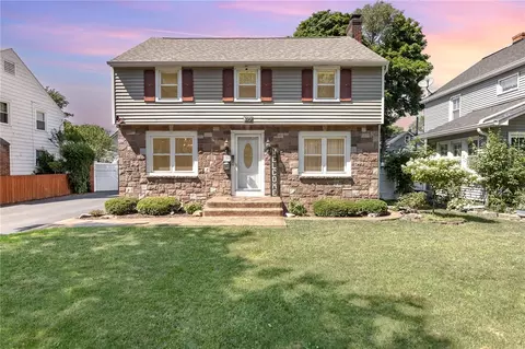 392 Wimbledon Rd, Irondequoit, NY 14617