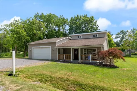 4579 Picadilly Ln, Canandaigua, NY 14424