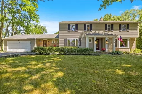 2 Bromley Rd, Pittsford, NY 14534