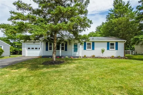 107 Gannett Rd, Farmington, NY 14425