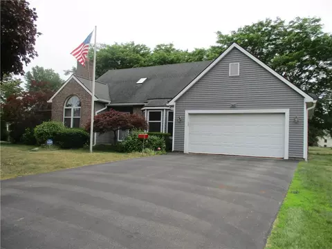 365 Longbush Ln, Webster, NY 14580