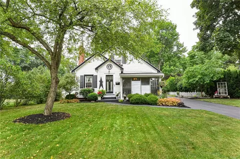127 Pontiac Dr, Irondequoit, NY 14617