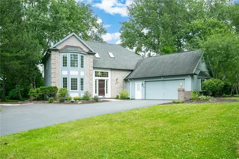 5 Park Square Ln, Pittsford, NY 14534