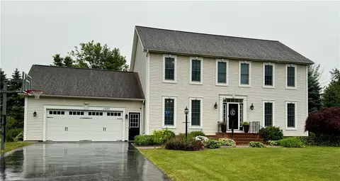 1527 Fieldcrest Dr, Webster, NY 14580