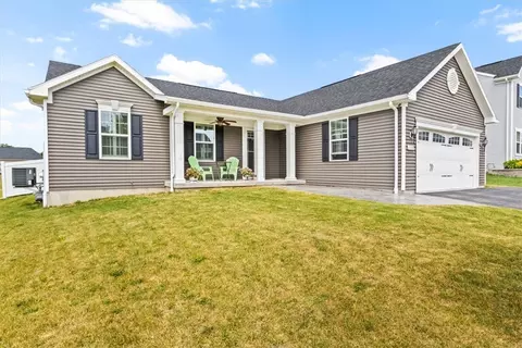 1118 Harlowe Ln, Farmington, NY 14425