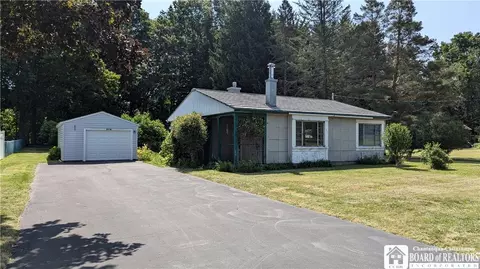 10658 Markham Dr, Gowanda, NY 14070