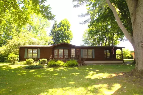 2069 Hanlon Dr, Carlton, NY 14411
