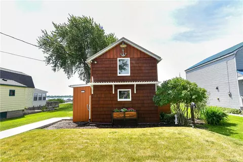 2 Bayview Dr, Hilton, NY 14468