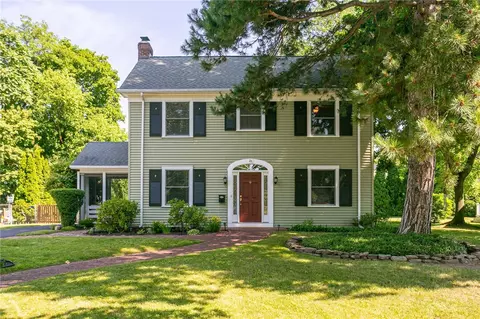 76 Rogers Pkwy, Irondequoit, NY 14617