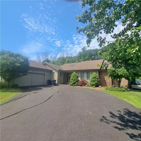 147 Willowood Dr, Greece, NY 14612