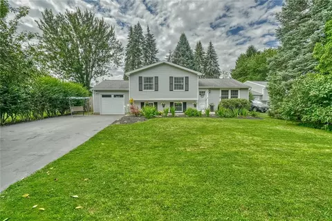 26 Brandywine Cir, Penfield, NY 14526