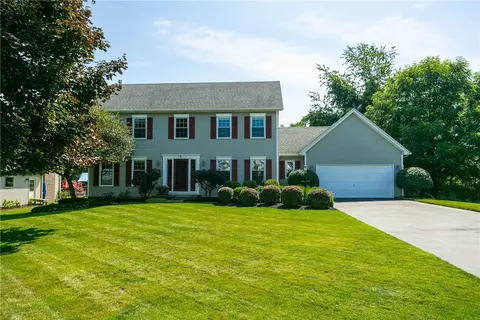 8 Finnian Gln, Perinton, NY 14450
