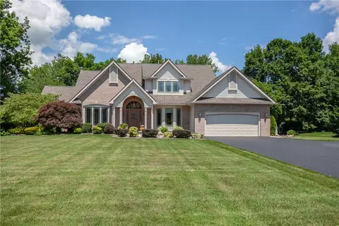 9 Longbow Cir, Ogden, NY 14559