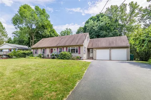 565 Saint Anns Ct, Webster, NY 14580