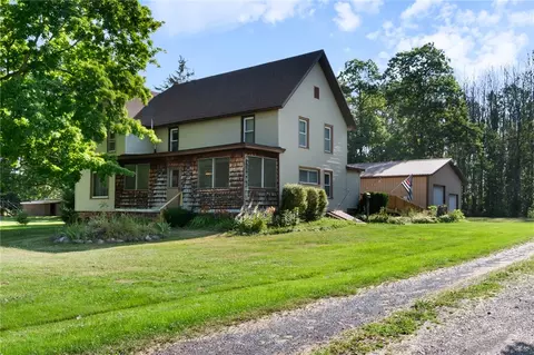 6698 E Townline Rd, Williamson, NY 14589