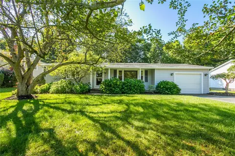 39 Holiday Ln, Canandaigua, NY 14424