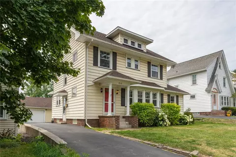 215 Hurstbourne Rd, Irondequoit, NY 14609