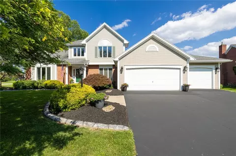 62 Walnut Hill Dr, Penfield, NY 14526