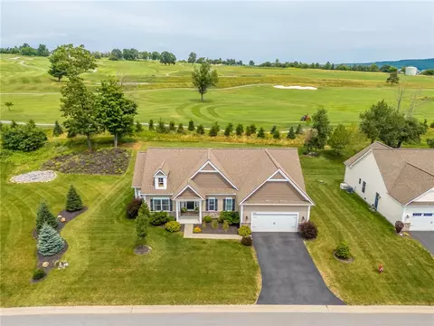 6041 Medalist Ln, South Bristol, NY 14424
