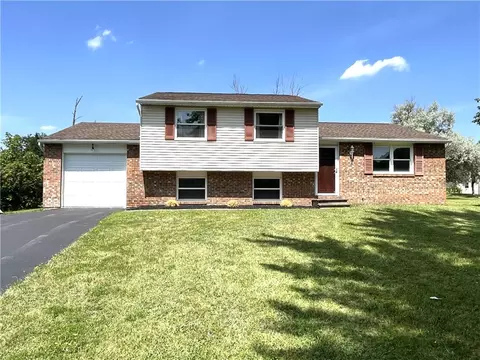 12 Flint Lock Cir, Chili, NY 14624