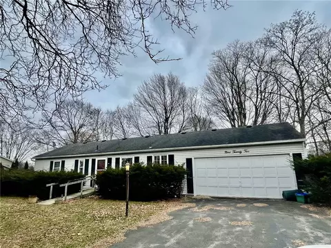 922 Pinnacle Rd, Henrietta, NY 14467