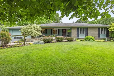 204 Henderson Dr, Penfield, NY 14526