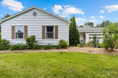 5 Starlight Cir, Perinton, NY 14450