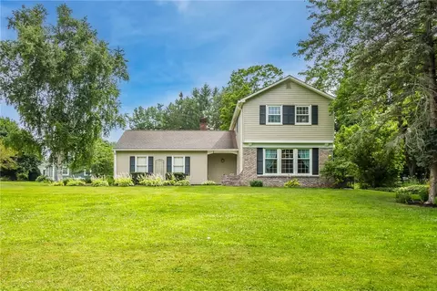 182 Hawthorne Cir, Farmington, NY 14425