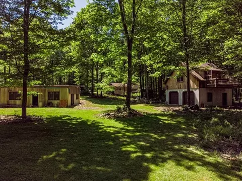 821 Shale Rd, Sharon, PA 16748