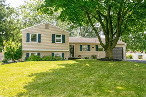 54 Round Hill Rd, Henrietta, NY 14467
