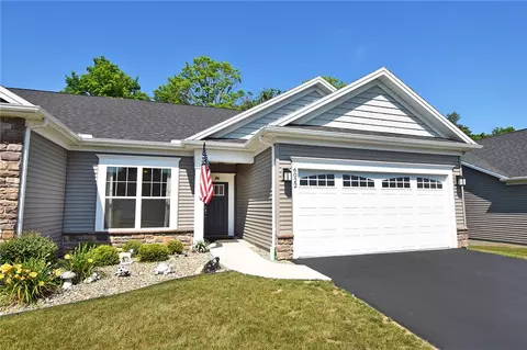 6022 Redfield Dr, Farmington, NY 14425
