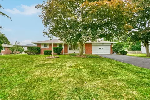6198 Doe Haven Dr, Farmington, NY 14425