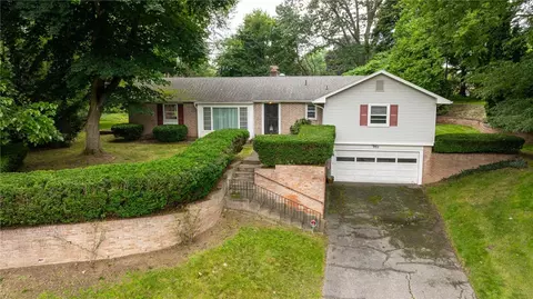 110 Oak Manor Cres, Pittsford, NY 14534