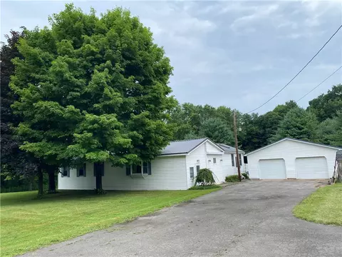 10593 Anstee Rd, Galen, NY 14433