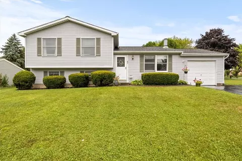 83 Prairie Trl, West Henrietta, NY 14586