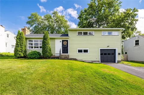 5 Valley View Dr, Penfield, NY 14526