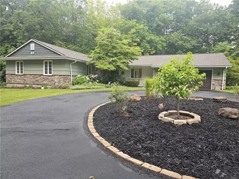 39 Canyon Trl, Rochester, NY 14625