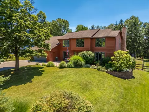 12 Simsbury Ln, Perinton, NY 14534
