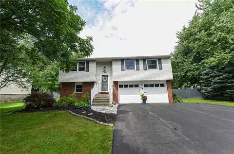 94 Snowberry Cres, Gates, NY 14606