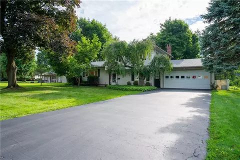 699 Shadow Wood Ln, Webster, NY 14580