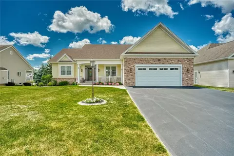 27 Willow Wind Trl, Ogden, NY 14624