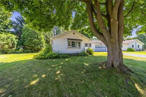 21 Eldora Dr, Gates, NY 14624 photo 3