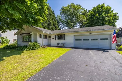 21 Eldora Dr, Gates, NY 14624