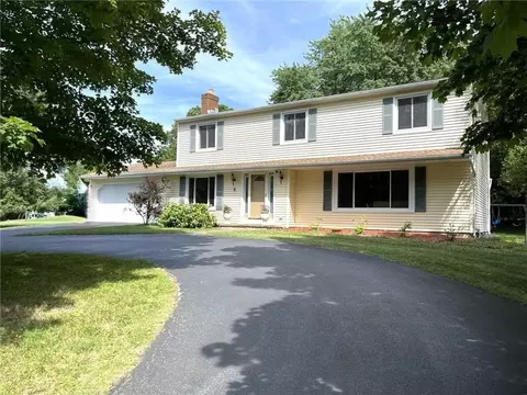 8 Terrain Dr, Rochester, NY 14618