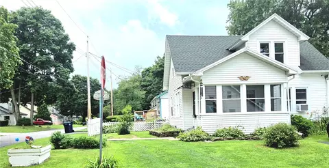 124 SE Breezway Dr NW, Irondequoit, NY 14622