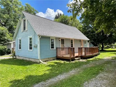 121 River Meadow Dr, Rochester, NY 14623