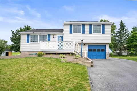 5773 Bonnie Brae Cir, Farmington, NY 14425