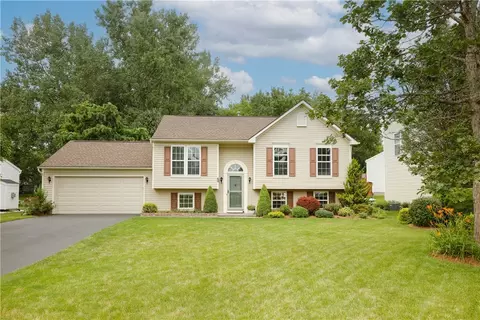 60 Sparrow Dr, West Henrietta, NY 14586
