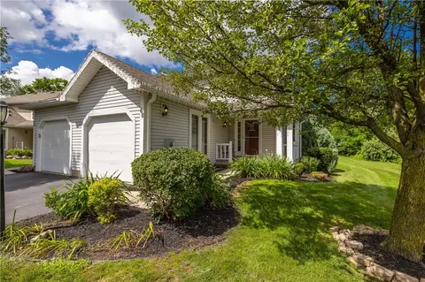 68 Courtshire Ln, Penfield, NY 14526