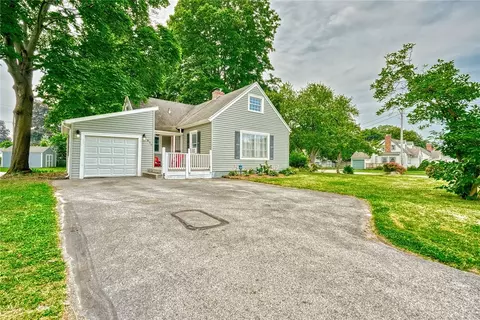 977 Stone Rd, Greece, NY 14616